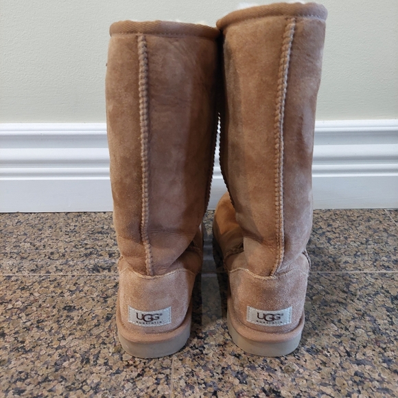 UGG Women's Winter Boots Size 6 US - Picture 4 of 8